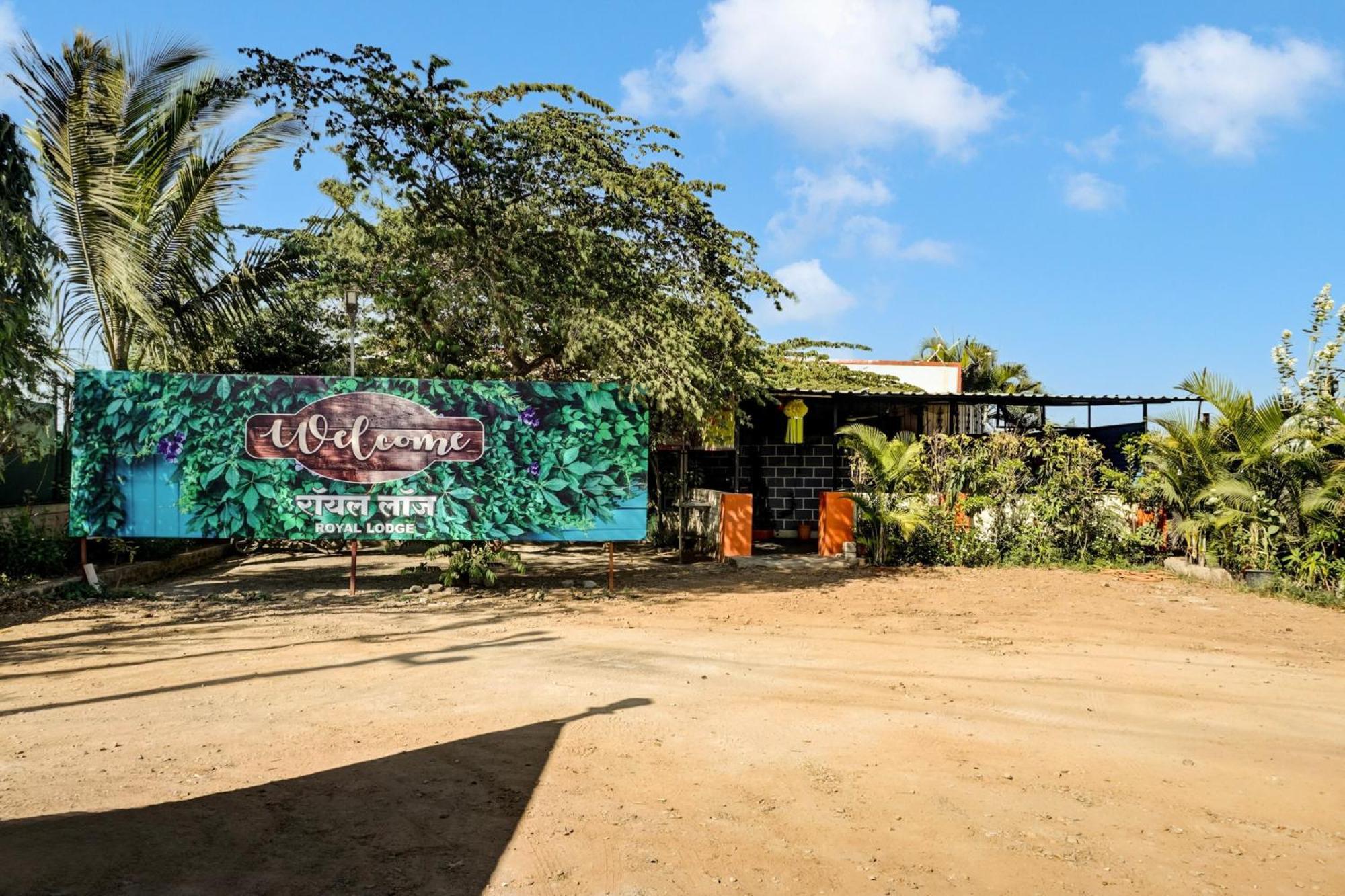 Hotel O Royal Lodge Koregaon Exteriör bild