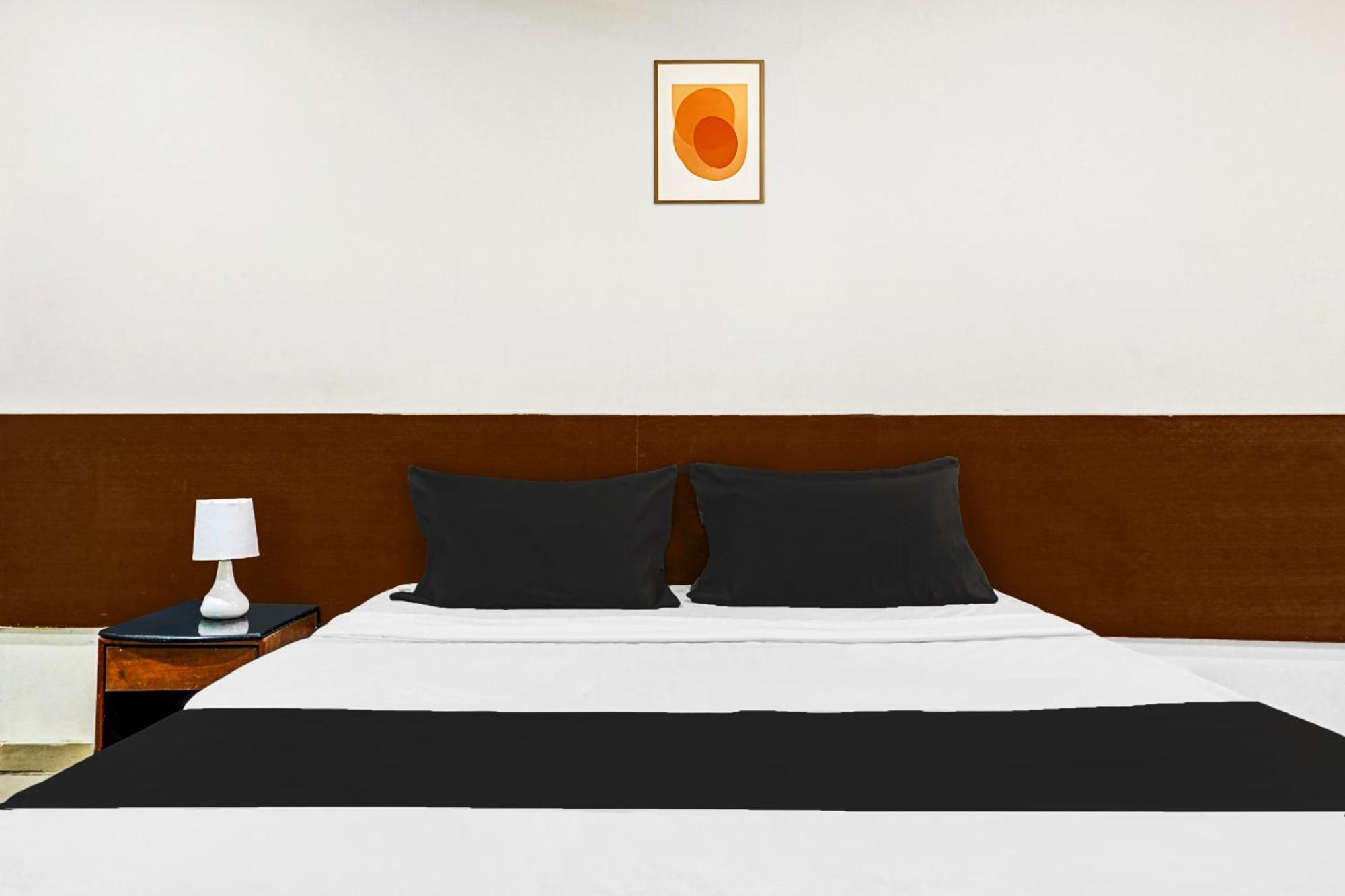 Hotel O Royal Lodge Koregaon Exteriör bild