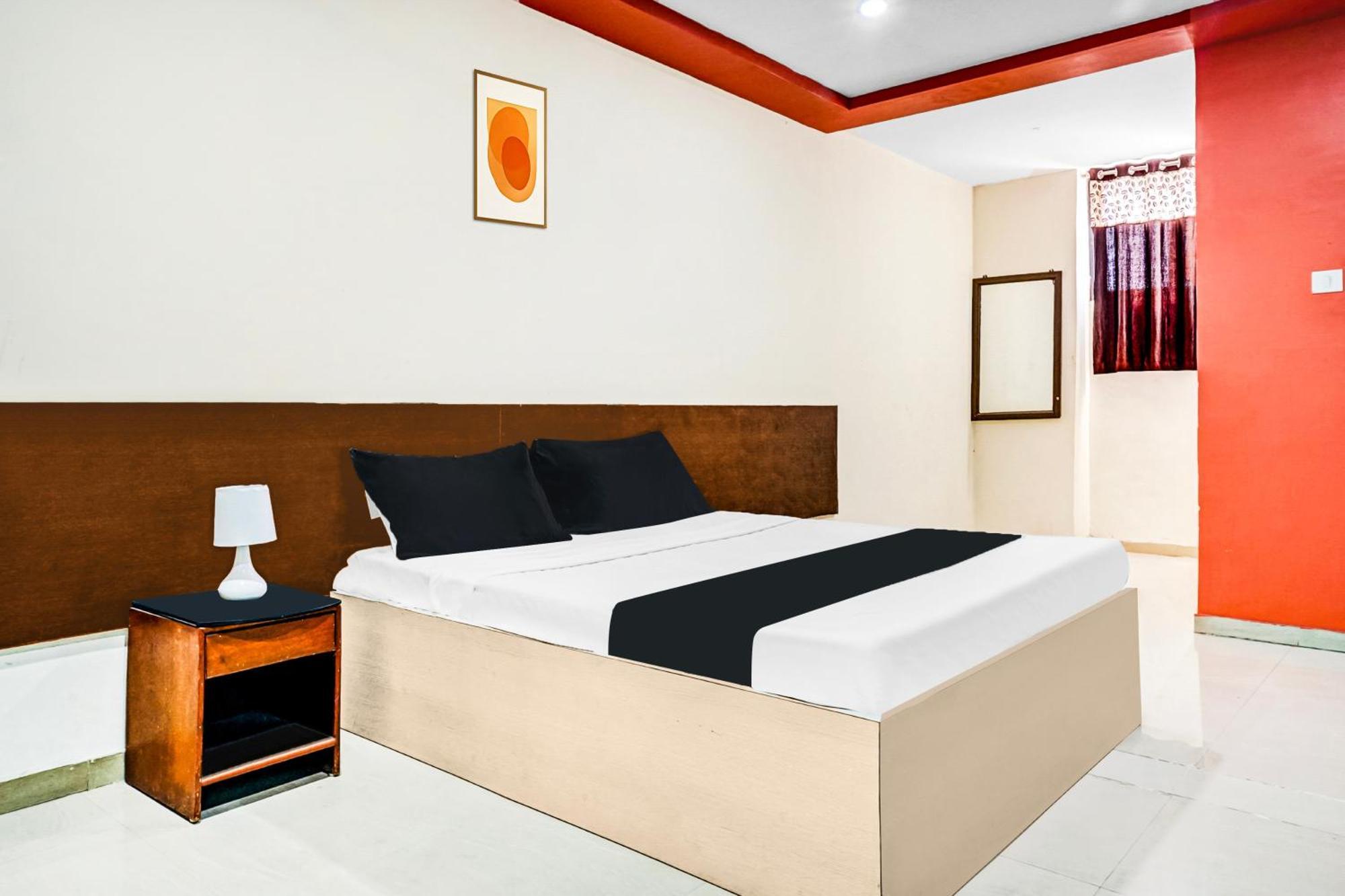 Hotel O Royal Lodge Koregaon Exteriör bild