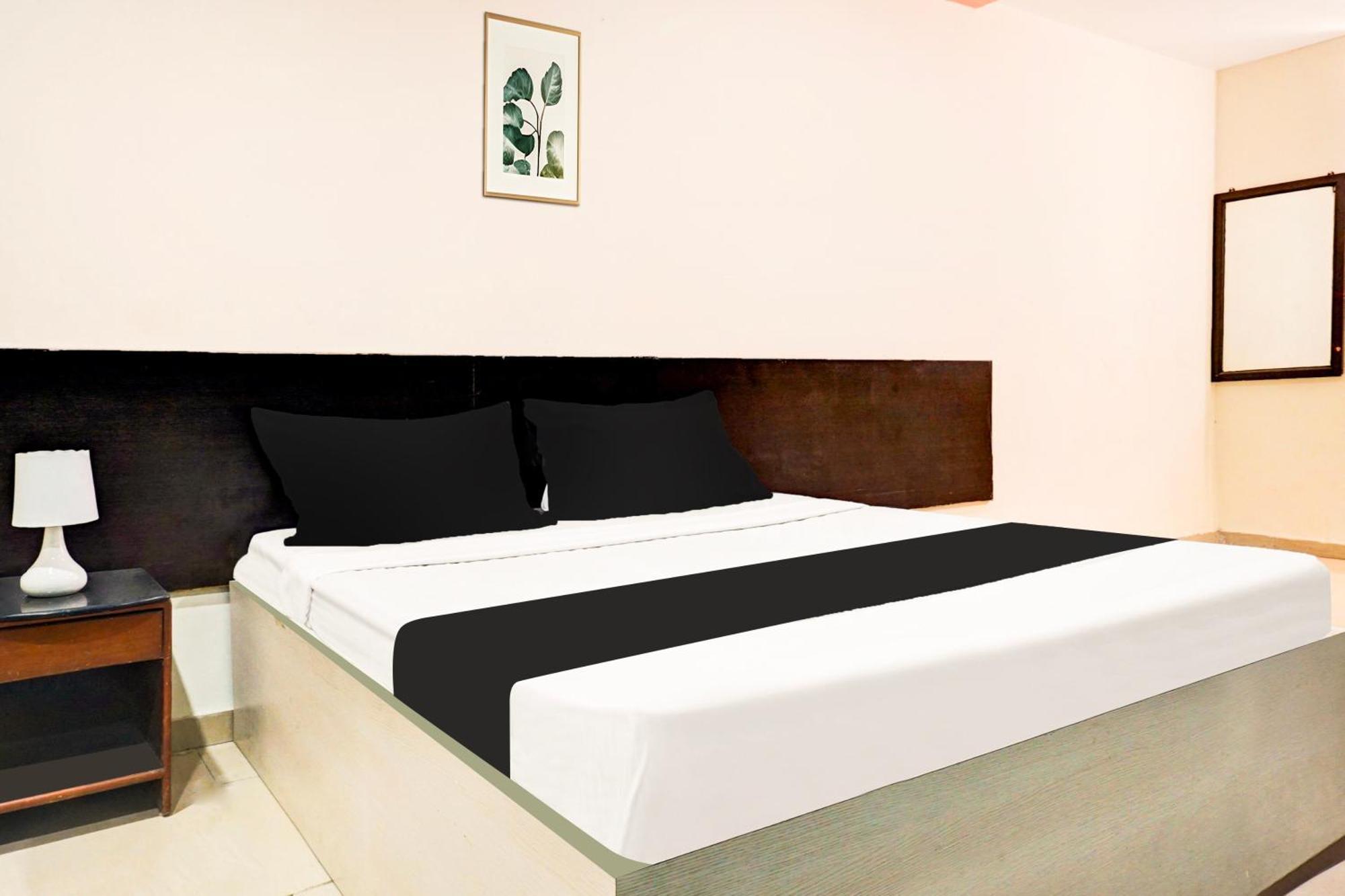Hotel O Royal Lodge Koregaon Exteriör bild