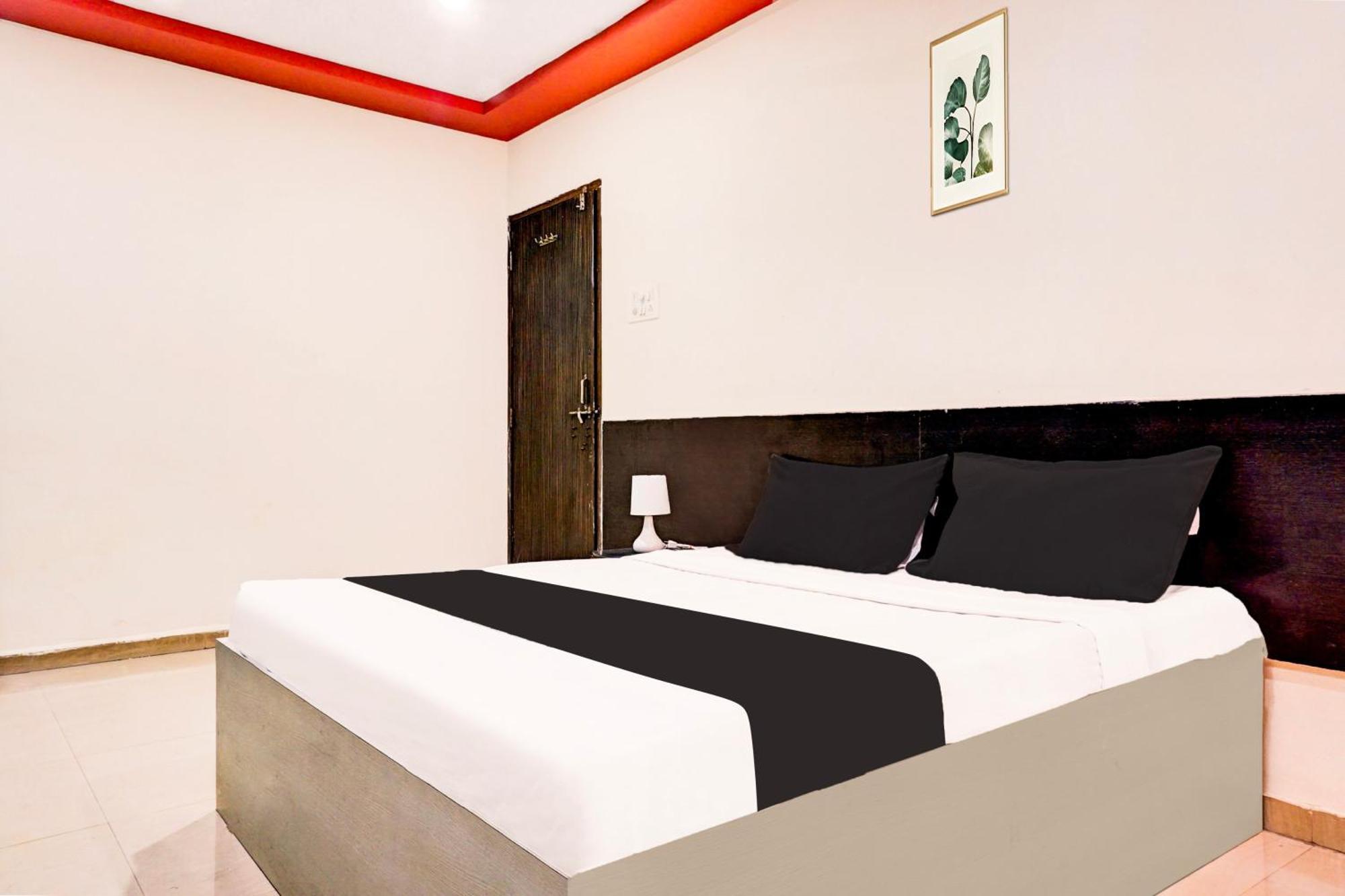 Hotel O Royal Lodge Koregaon Exteriör bild